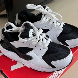 Brand new never worn size 11.5 boys Nike Hurrache’s. Come in box